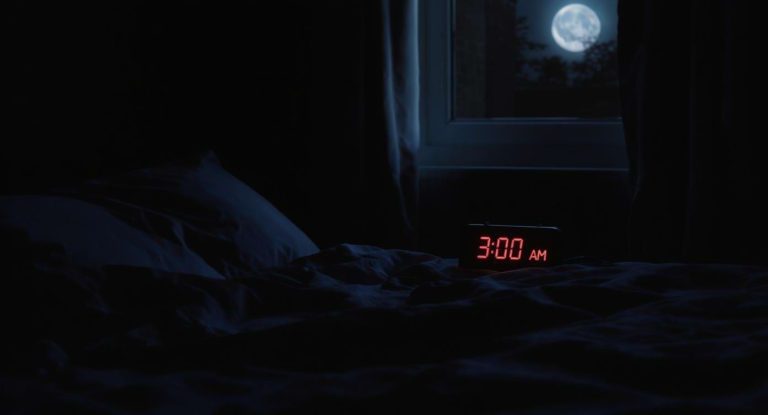 Chambre sombre avec réveil affichant 3h du matin et lumière de lune