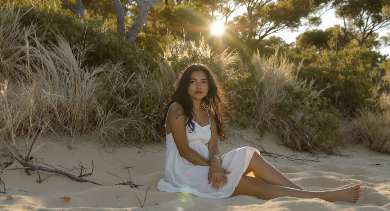 Personne assise en pleine nature avec le soleil filtrant à travers les arbres