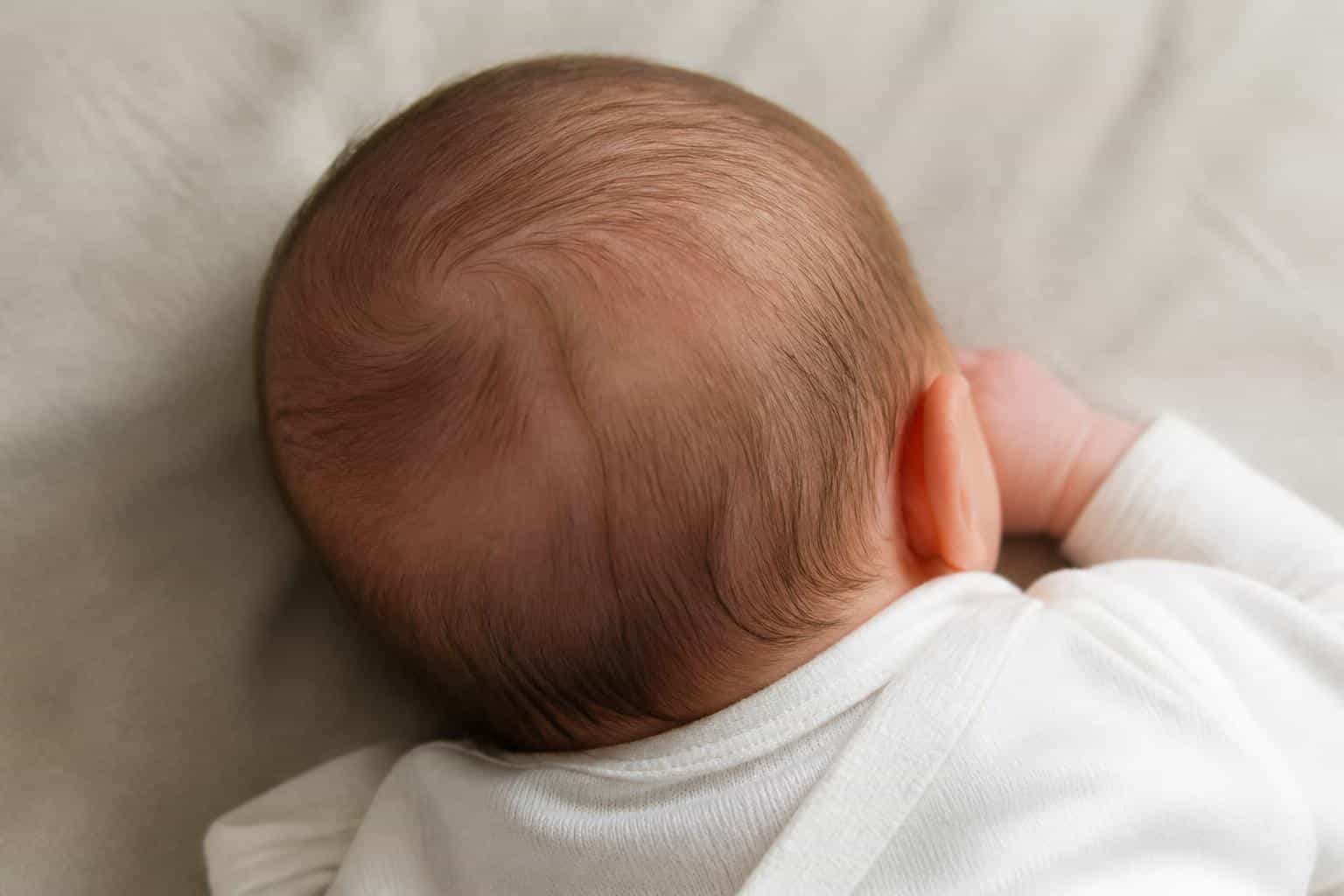 découvrez pourquoi les bébés perdent leurs cheveux et les solutions efficaces pour favoriser une repousse saine et apaiser vos inquiétudes.