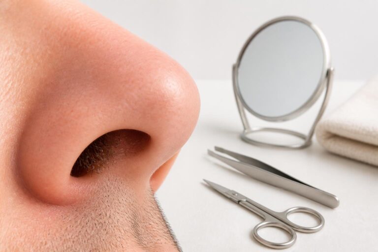 Gros plan d'une narine avec poils visibles et outils d'entretien nasal : miroir, ciseaux et pince
