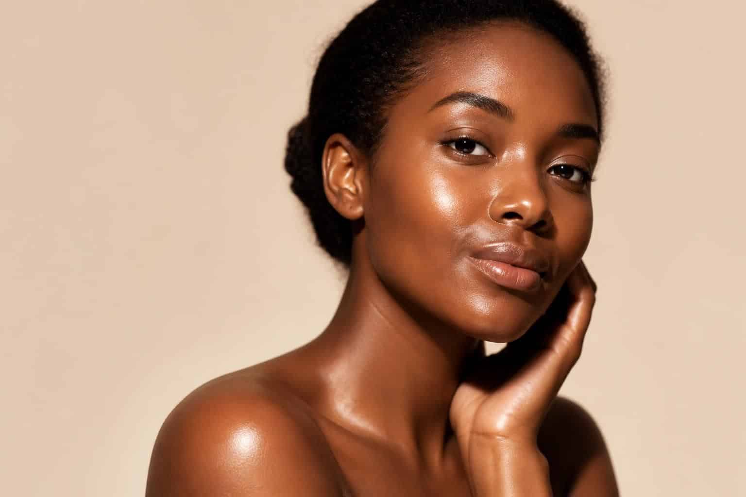 découvrez les soins essentiels pour sublimer une peau mate foncée et obtenir un teint éclatant, hydraté et en pleine santé.