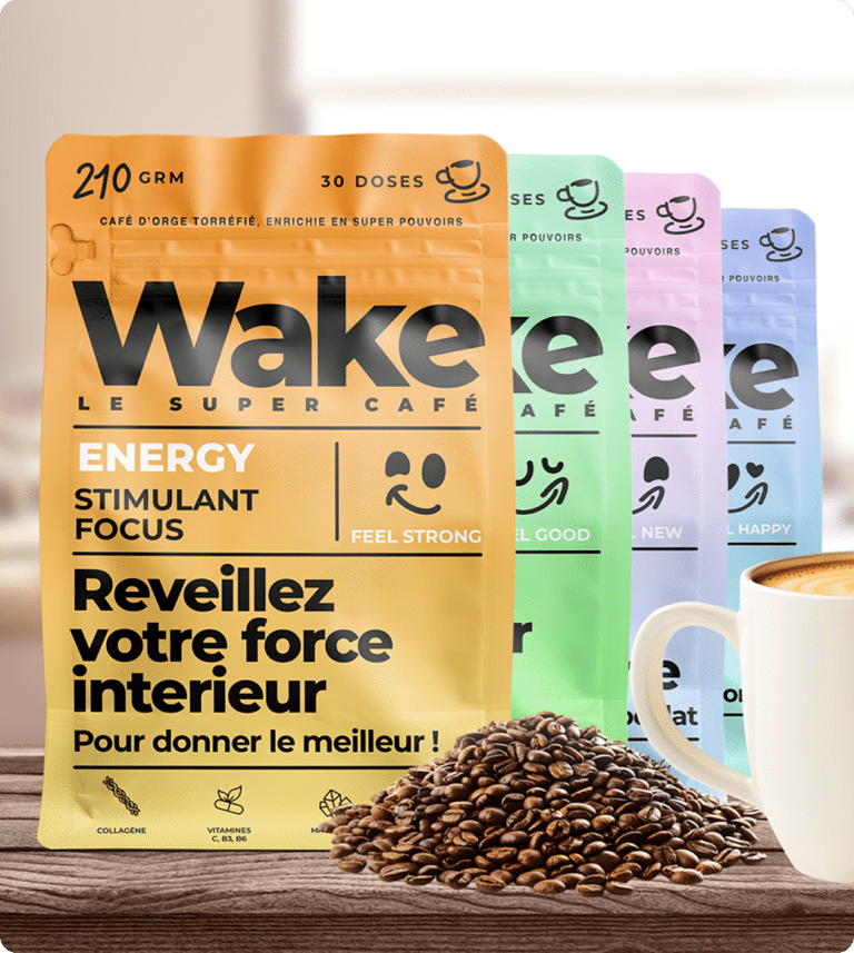 Quatre sachets Wake colorés, avec des grains de café et une tasse blanche sur une table en bois.